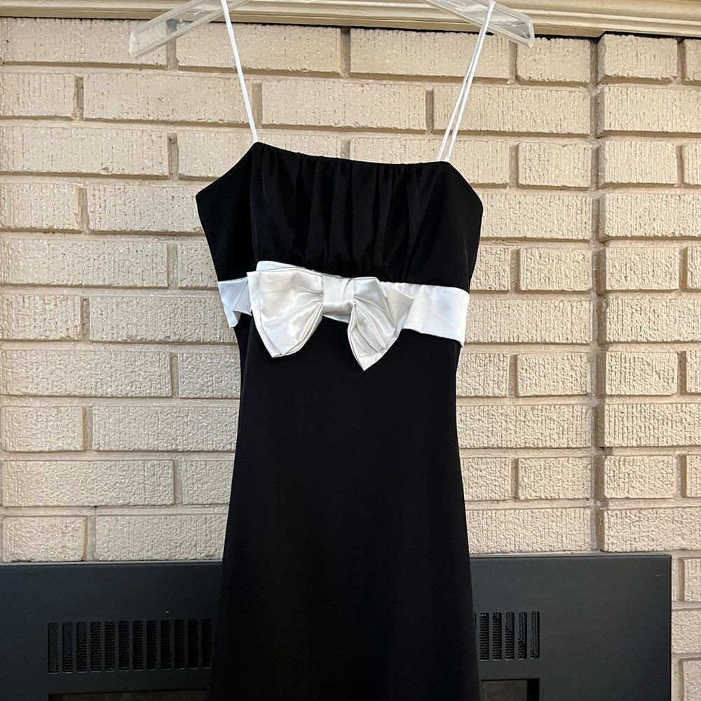 Star Vixen Womens black with white bow dress.  Knee length